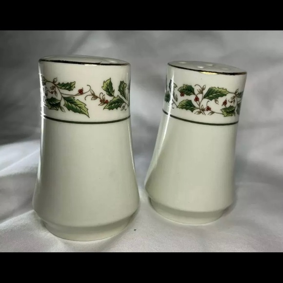 Salt and Pepper Shakers. - Picture 2 of 5